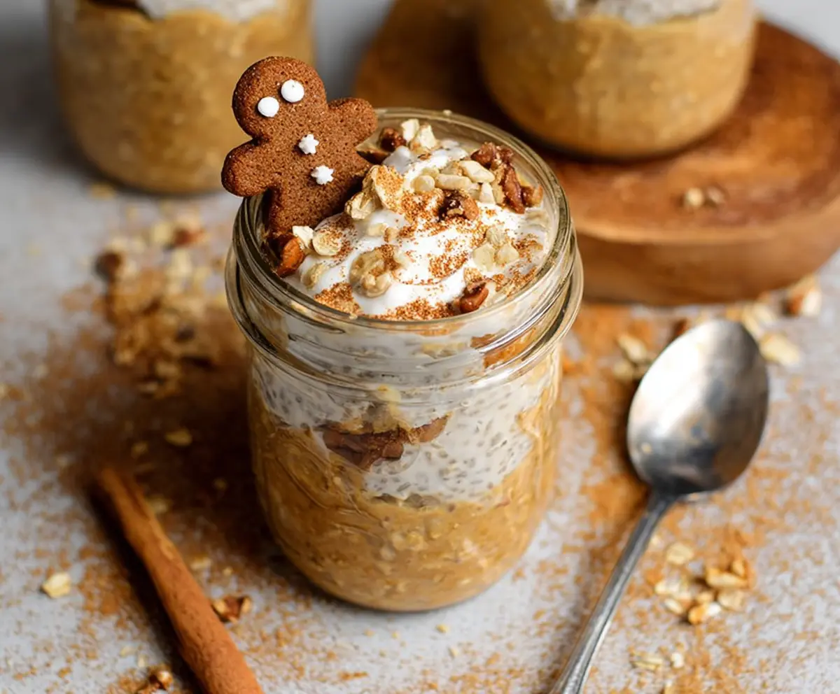 Creamy gingerbread overnight oats topped with cinnamon and ginger for a cozy breakfast.